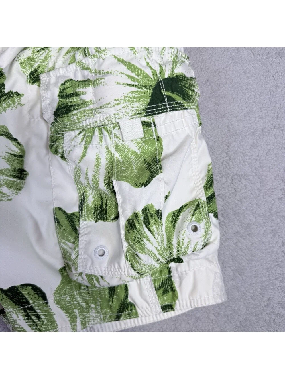 Vintage Y2K Abercrombie & Fitch Men Green & White Floral Cargo Swim Trunks Sz M